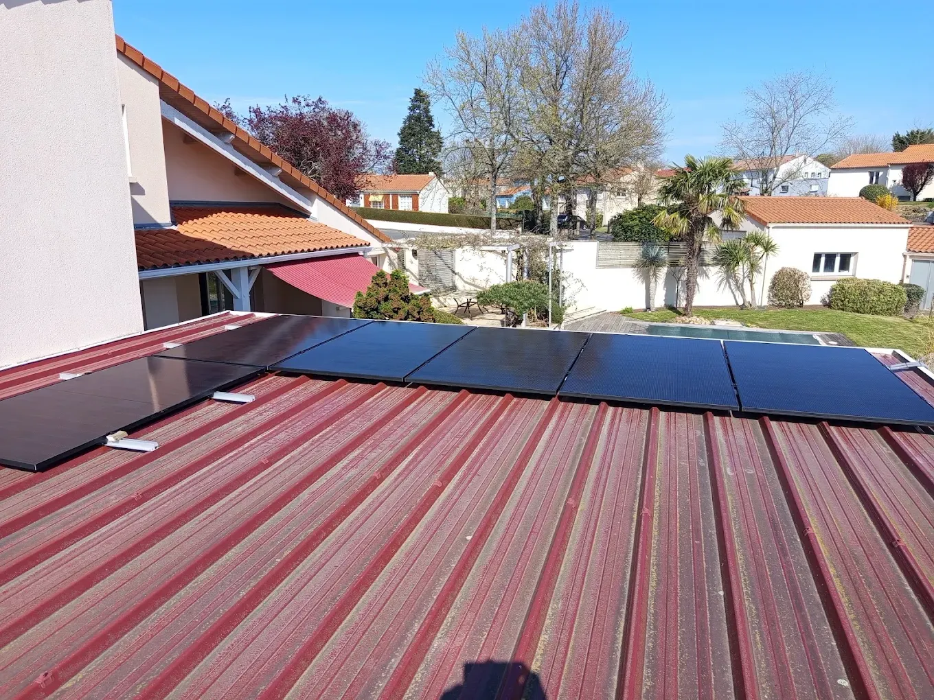 Panneaux photovoltaïques posés sur une toiture